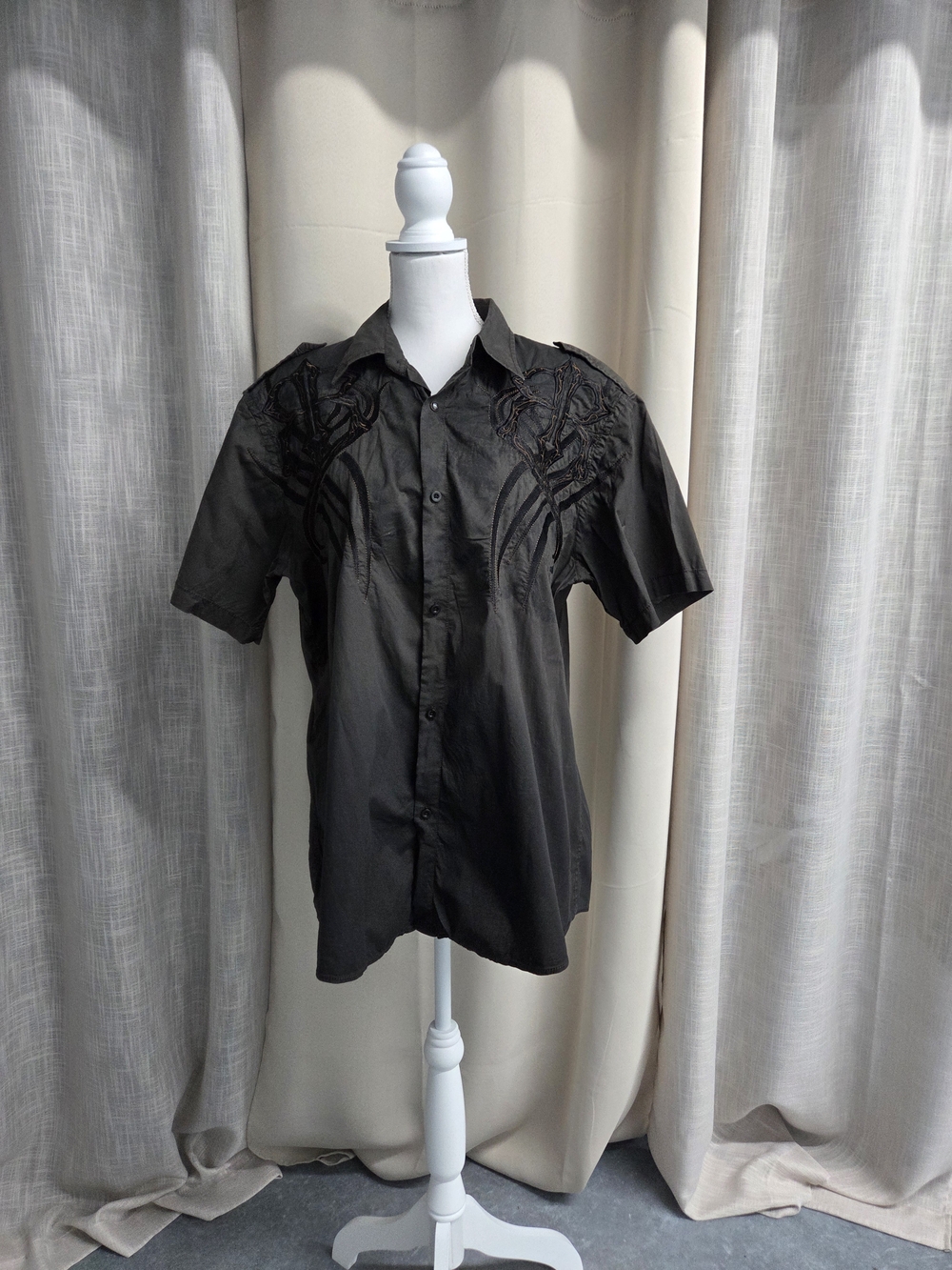 Vintage Roar Black Short-Sleeve Button-Down Shirt Embroidered Design Goth Punk